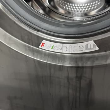 Arçelik Çamaşır Makinesinin Ön Yüzeyindeki Silinemez Siyah Lekeler Ve Ücretsiz Çözüm Talebi