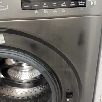 Arçelik Çamaşır Makinesinin Ön Yüzeyindeki Silinemez Siyah Lekeler Ve Ücretsiz Çözüm Talebi