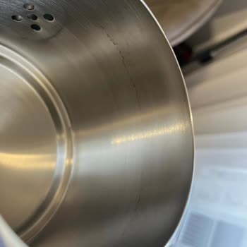 İlk Gün Çizik Ve Lekeli Çaydanlık, Mağaza İadeyi Reddediyor