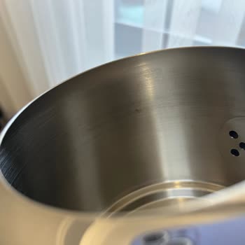 İlk Gün Çizik Ve Lekeli Çaydanlık, Mağaza İadeyi Reddediyor