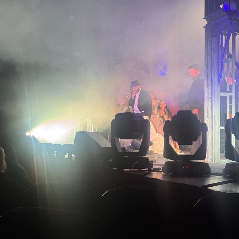 Sahne Dekoru Görüşü Engelledi Ve VIP Biletler Yanıltıcı Satıldı