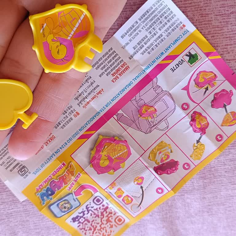 İki Farklı Parçalı Kinder Joy Oyuncağında Üretim Hatası