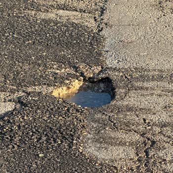 Kabasakal Karaisalı Yolundaki Çukurlu Asfalt Araçların Lastik Patlamasına Ve Güvenliğe Tehdit