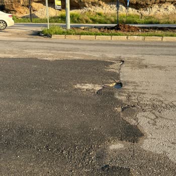 Kabasakal Karaisalı Yolundaki Çukurlu Asfalt Araçların Lastik Patlamasına Ve Güvenliğe Tehdit