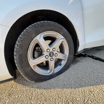 Kabasakal Karaisalı Yolundaki Çukurlu Asfalt Araçların Lastik Patlamasına Ve Güvenliğe Tehdit