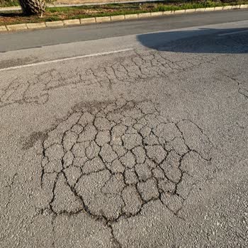 Kabasakal Karaisalı Yolundaki Çukurlu Asfalt Araçların Lastik Patlamasına Ve Güvenliğe Tehdit