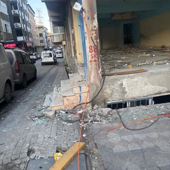 Türk Telekom’un Sultangazi’de Açıkta Bırakılan Kablolar Çocuk Güvenliğini Tehlikeye Atıyor