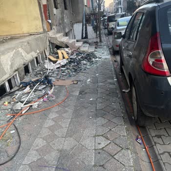 Türk Telekom’un Sultangazi’de Açıkta Bırakılan Kablolar Çocuk Güvenliğini Tehlikeye Atıyor