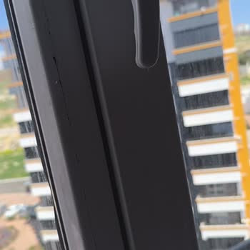 Montajda Çocuk Yaşındaki Ekip Pencere, Parke Ve Duvarı Yok Etti