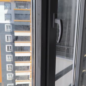 Montajda Çocuk Yaşındaki Ekip Pencere, Parke Ve Duvarı Yok Etti