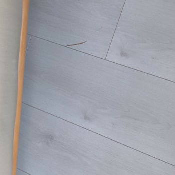 Montajda Çocuk Yaşındaki Ekip Pencere, Parke Ve Duvarı Yok Etti