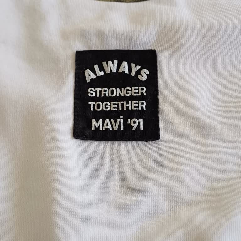 Mavi Sweatshirt’te Boya Çözülmesi Ve Değişim İsteği