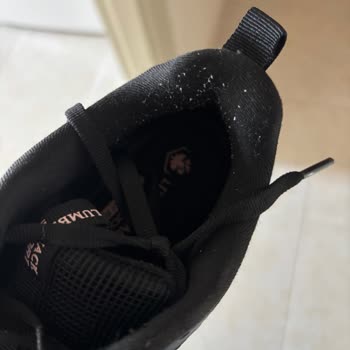 FLO Mağazasında Az Kullanım Sonrası Deforme Olan Spor Ayakkabı İçin Ücret İadesi Talebi