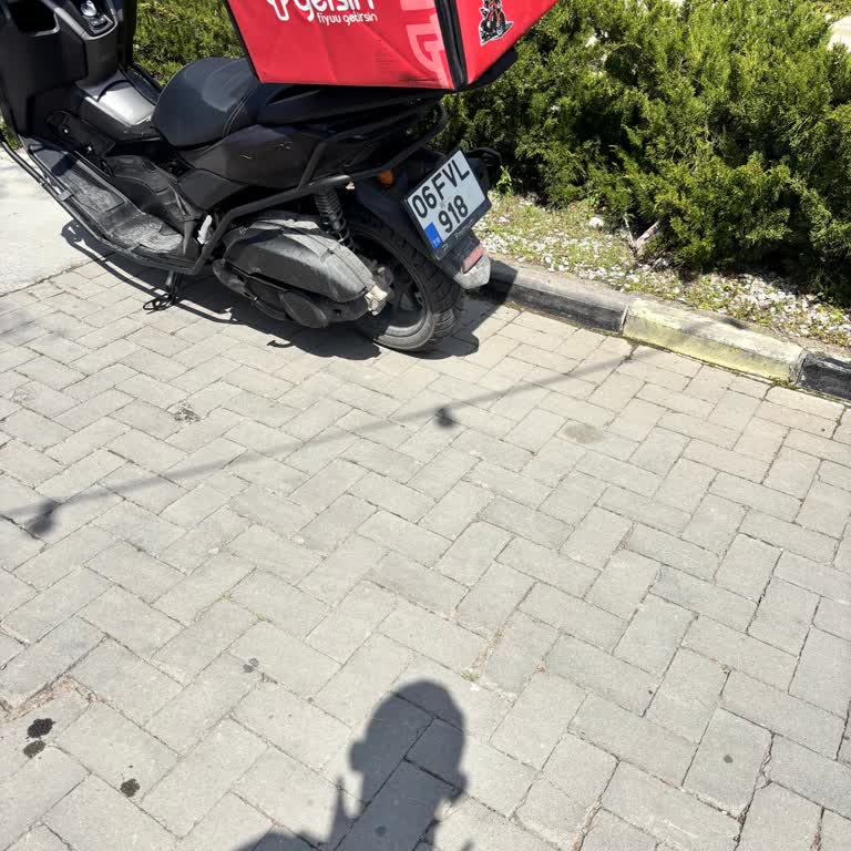 Kuryenin AVM İçinde Yetkisiz Parkı Ve Saygısız Tutumu