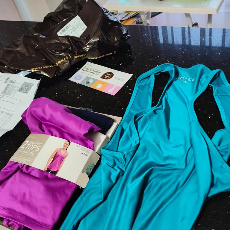 Eksik Limon Yeşili Atlet Ve Açılmış Pakette Kullanılmış Görünüm