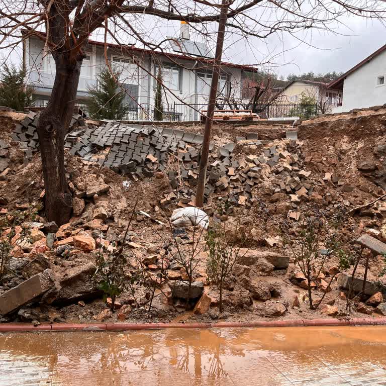 Tokat Derbent Mahallesinde Yıkık Duvar Güvenlik Riskine İhmal Ediliyor