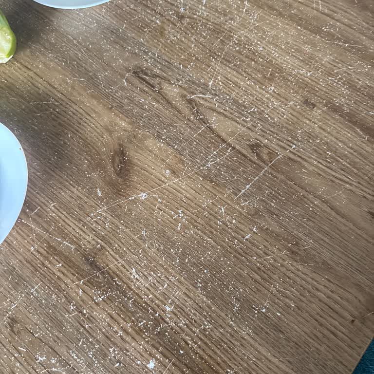 Bellona'dan Çizikli Yemek Masası Ve Kırık Vida Koltuğu İçin Çözüm Talebi