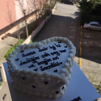 Sürekli Görülüyor Mesajlar Yanıltıcı Tasarım Ve Lezzetsiz Doğum Günü Pastası