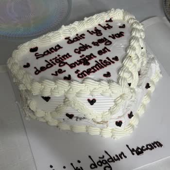 Sürekli Görülüyor Mesajlar Yanıltıcı Tasarım Ve Lezzetsiz Doğum Günü Pastası