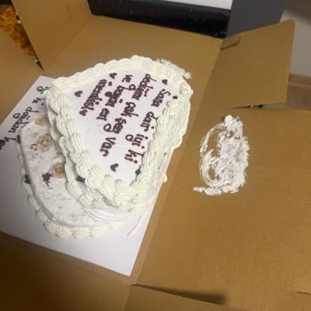 Sürekli Görülüyor Mesajlar Yanıltıcı Tasarım Ve Lezzetsiz Doğum Günü Pastası