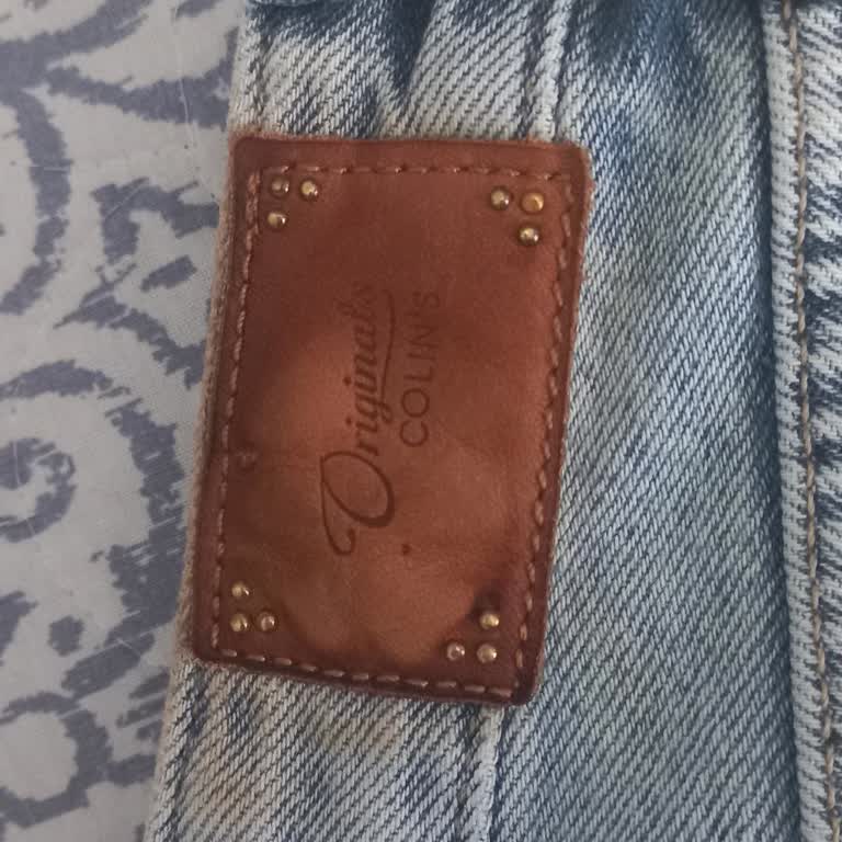 Etiketteki Boya Çözülmesi Nedeniyle Kot Pantolonun Deformasyonu