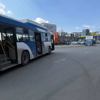 Kaza Sonrası Şoförün Umursamaz Tutumu Ve Engelli Yolcuya Yardım Etmemesi