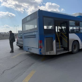 Kaza Sonrası Şoförün Umursamaz Tutumu Ve Engelli Yolcuya Yardım Etmemesi