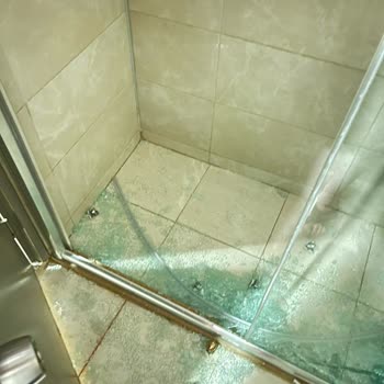 Palm World Side Duşakabin Camı Sıcaktan Dolayı Genleşme Sonucu Aniden Patladı