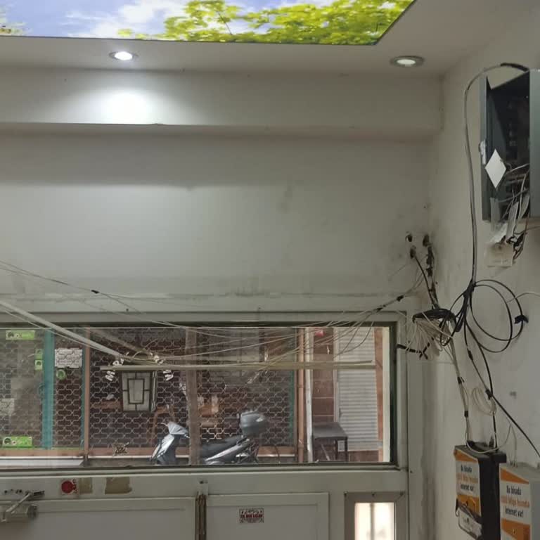 TurkNet’in Dikkatsiz Montajı Bina Girişinde Açık Kablolarla Güvenlik Tehlikesi Yaratıyor