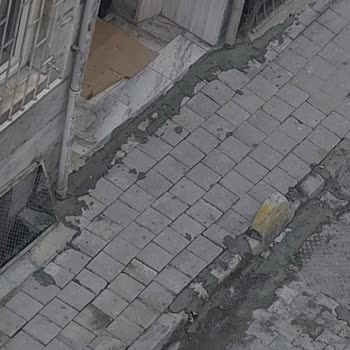 İSKİ Çalışması Sonrası Çöken Kaldırımlar Ve Bozuk Apartman Girişleri Güvenlik Riski Oluşturuyor