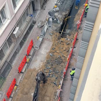 İSKİ Çalışması Sonrası Çöken Kaldırımlar Ve Bozuk Apartman Girişleri Güvenlik Riski Oluşturuyor