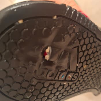 Adidas Tensaur Ayakkabısının Alt Tabanı Delindi Ve Parçalandı