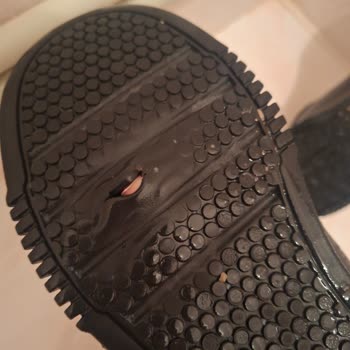 Adidas Tensaur Ayakkabısının Alt Tabanı Delindi Ve Parçalandı