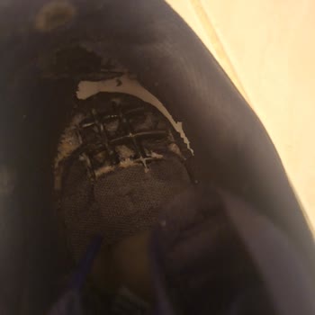 Adidas Tensaur Ayakkabısının Alt Tabanı Delindi Ve Parçalandı