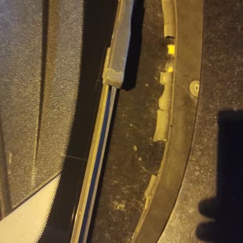 BMW 116i Windshield Seal Cracking Problem Needs Free Replacement