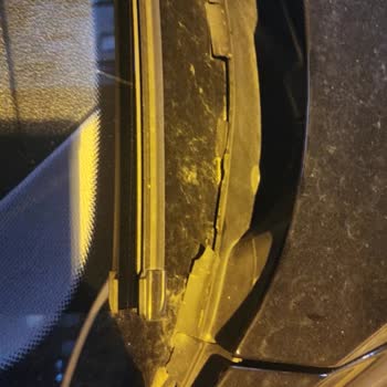 BMW 116i Windshield Seal Cracking Problem Needs Free Replacement