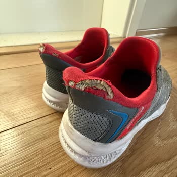 Kısa Sürede Deformasyon Gösteren Skechers Ayakkabısında Bilek Kısmı Sökükleri