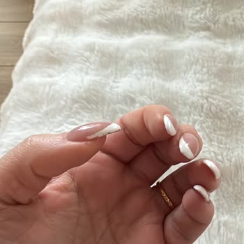 Jel Tırnak İşlemi Kalitesiz, Ücret Çelişkili Ve Çalışan Kaba Davranıyor