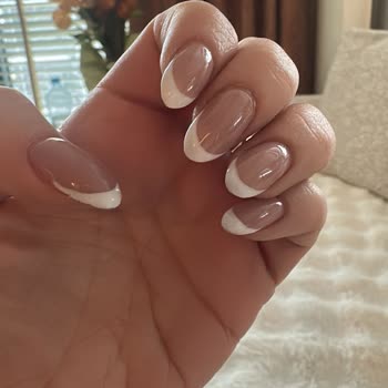 Jel Tırnak İşlemi Kalitesiz, Ücret Çelişkili Ve Çalışan Kaba Davranıyor