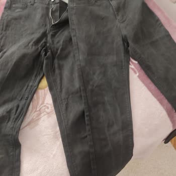 DeFacto Keten Pantolonlarda Yıkama Sonrası Çizik İzler Oluştu