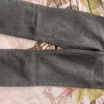 DeFacto Keten Pantolonlarda Yıkama Sonrası Çizik İzler Oluştu