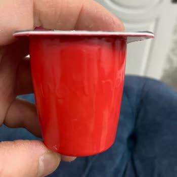 BİM Markette Danone Yoğurtta Siyah Parçacıklar Görüldü