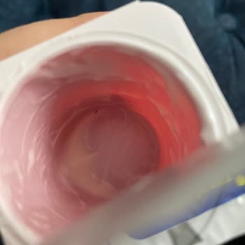 BİM Markette Danone Yoğurtta Siyah Parçacıklar Görüldü