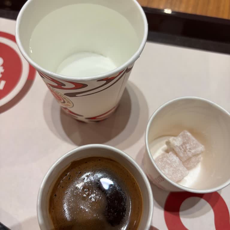 İstanbul Havalimanı Simit Sarayı’nda Yüksek Fiyatlı Kahve İçin Sadece Çeşme Suyu Verilmesi