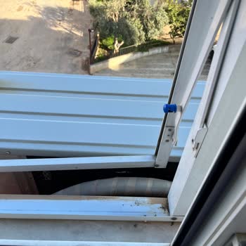 Orantısız İç Ünite Ve Pencereyi Engelleyen Dış Ünite, Yetkili Servisin Kaba Tutumu