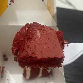 McDonald's Şubesinden Red Velvet Pasta İçinde Plastik Parçalar Çocuk Sağlığını Tehdit Ediyor
