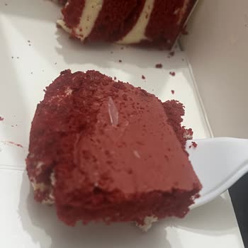 McDonald's Şubesinden Red Velvet Pasta İçinde Plastik Parçalar Çocuk Sağlığını Tehdit Ediyor