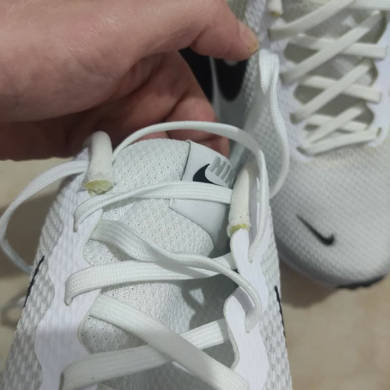 Ayıplı Nike Revolution 8 Ayakkabısının Sünger Parçaları Çözülmesi Ve Değişim İsteği