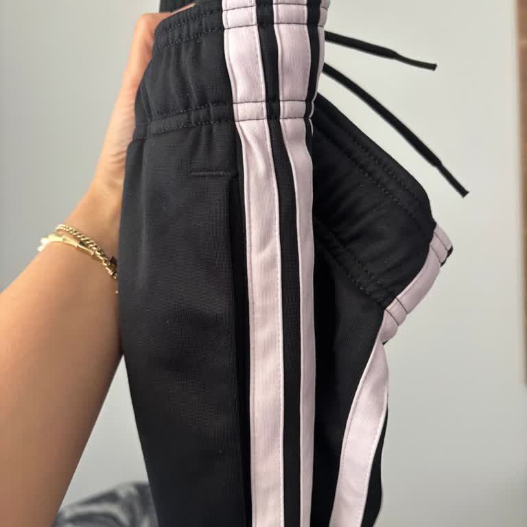 Alt Eşofmanda Çizgilerin Pembeleşmesi Üretim Hatası