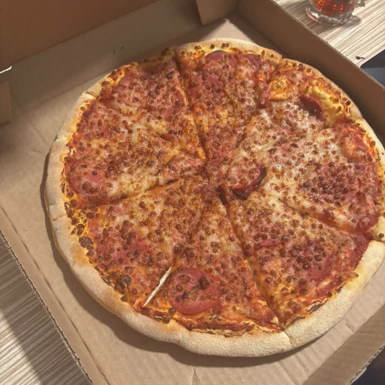 Sarımsak Sosu Olmadan Soğuk Ve Yarı Pişmiş Pizza Ciddiyetsiz Yanıt